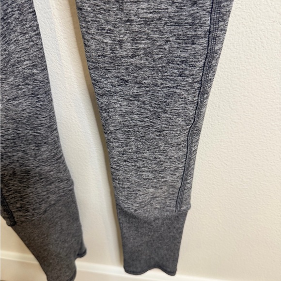 ALO Yoga Light Gray and Heather Gray Leggings - Picture 10 of 13